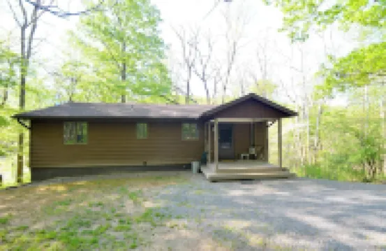 Chesnutt Cabin在Cacapon河上