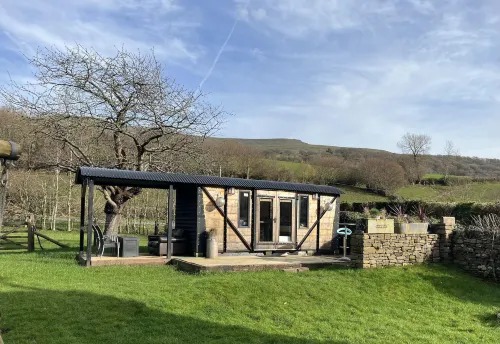Transformed Railway Wagon- Sleeps2-Garden-Firepit Hotels in Crickhowell