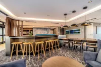 SpringHill Suites Oakland Airport - bar