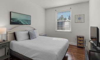 Pool, Fitness Center & Central Location