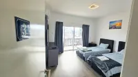 Downtown Rooms, 200m from Marina Beach