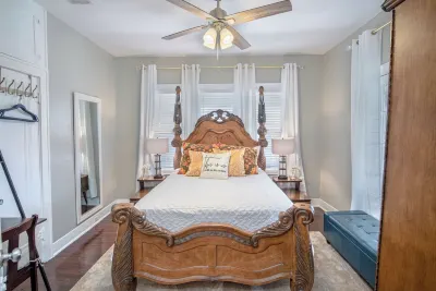 Stunning 3 Br Home Near DT Alamodome - Riverwalk Hotels near H-E-B