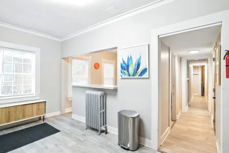 Modern Victorian 3BR 2BA Apt with Parking Отели в г. Спрингфилд