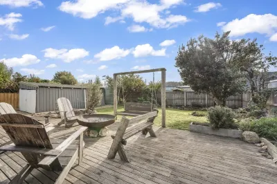 Mandalay Beach House on Pipe Clay Lagoon Отели рядом с достопримечательностью «Парк Креморн Апекс»