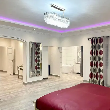 2 Bed Apartment Sleeps 4 - Jacuzzi Parking Wifi