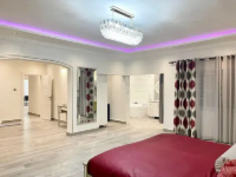 2 Bed Apartment Sleeps 4 - Jacuzzi Parking Wifi
