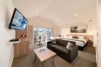 Boathouse Resort Studios and Suites - Motels