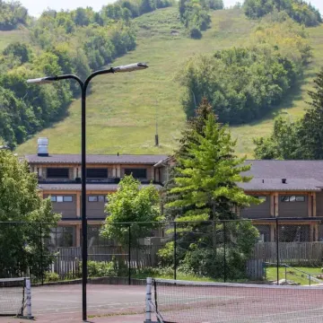 Slope-Side Studio Bliss Ski-InSki-Out, Renovated at Blue, Hot Tub, Fast Wi-Fi