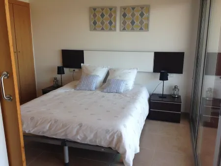 Magnificent 2-Bedroom Apartment Sleeps 5 with Marina and Sea Views