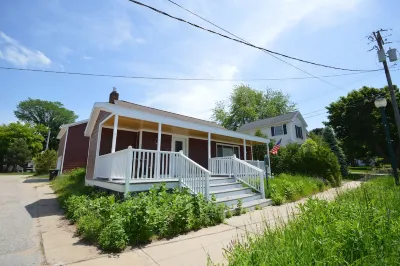 Boyne Bungalow Hotels near Freshwater Art Gallery & Concert Venue