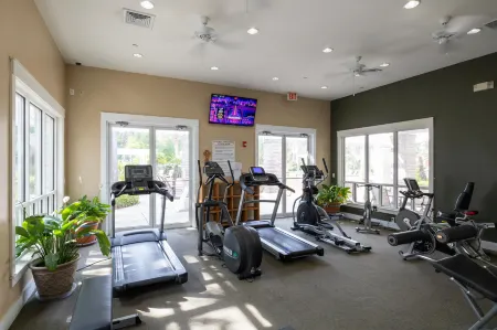 Cozy Kitchenette and Relaxing Amenities - Charming Studio Retreat Отели рядом с достопримечательностью «Silver Sands Premium Outlets»