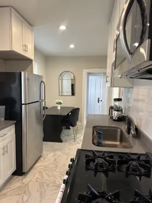 Modern Design with Workspace and Cozy Living Area - Stylish Chic Haven โรงแรมใน