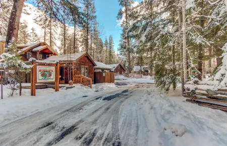Cozy Cabin with River View and Modern Amenities - Charming Hideaway