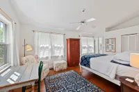 1 Block to Private Beach, Deck, Grill & Firepit