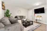 Modern Comforts and Free Parking - Stylish Cozy Retreat