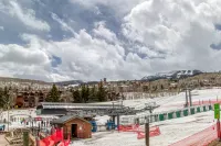 Cozy ski-in/ski-out condo with pool & hot tub - perfect location Hotels in Basalt
