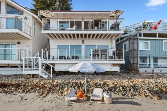 Ocean Views and Cozy Comfort - Stunning Beachfront Hideaway
