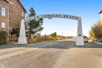 Dog-friendly, retro motel suite near the bayshore with firepit & WiFi Hotels in Pacific County