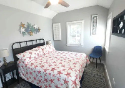 Charming Cottage with Screened Porch and Outdoor Shower - Idyllic Retreat