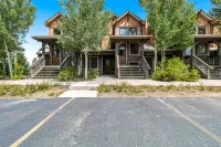 Amazing home close to Granby Ranch with shared hot tub, pool, & WiFi