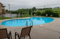 Lovely studio in riverfront community with firepit, pool, and full kitchen Hotels in Blount County
