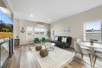 Prime Location Near Ocean and Downtown - Gorgeous Coastal Retreat فنادق في أناكورتس