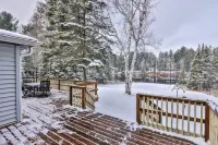 Riverfront Deck and Fire Pit Experience - Stunning Modern Retreat