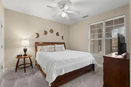 Sparkling Pool and Scenic Trails - Tranquil Oasis Retreat