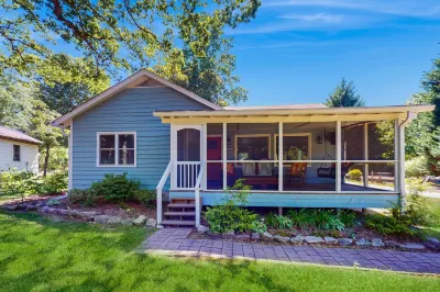 Charming Getaway w/ Luxe Interior & Screened Patio - Near Attractions