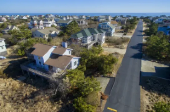 Charming Coastal Escape with Deck and Scenic Sunsets - Delightful Haven