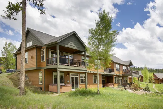 Spacious Townhome with Hot Tub and Mountain View - Cozy Retreat