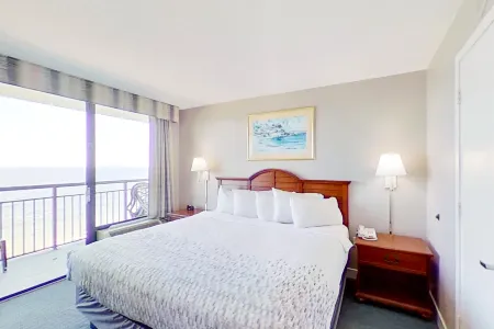 Oceanfront condo on 10th floor w/ AC, WiFi, pool/hot tub - snowbird friendly Отели рядом с достопримечательностью «Мертл-Бич»