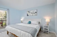 Kitchenette and Outdoor Patio Area - Charming Coastal Retreat Hotel a Garibaldi