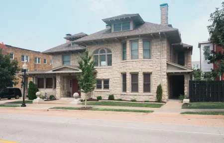 Spacious Loft with Balcony and Cozy Kitchen - Charming Urban Retreat