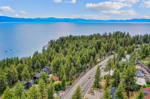 Spacious Studio with Reserved Parking - Charming Tahoe Retreat