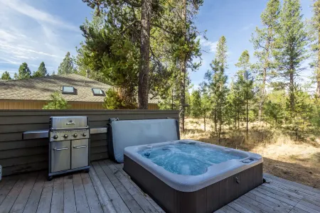 Private Hot Tub and Cozy Fireplace - Inviting Family Haven
