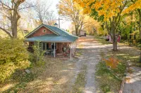 Relaxing Area and Boat Docks Available - Tranquil Cabin Retreat Hotels in Huron