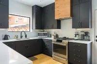 Stunning Mountain Villa with Chef's Kitchen and Hot Tub - Exquisite Retreat Hotels in Fraser