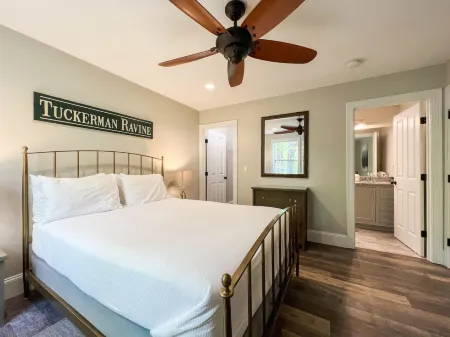 Spacious Living and Game Room with Deck - Stunning Mountain Haven