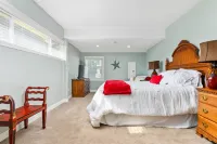 Charming Coastal Retreat with Game Room - Inviting and Spacious Các khách sạn ở Garibaldi