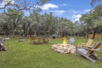 Cozy Fire Pit and Scenic Hill Country Views - Charming Contemporary Escape