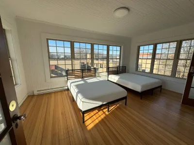 Spacious Living Areas and Cozy Atmosphere - Charming Group Retreat Karabin Farms附近的飯店