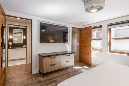 Spacious Cottage with Gourmet Kitchen and Porches - Charming Accessible Haven