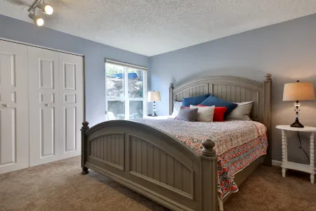 Breathtaking Sound Views and Modern Comforts - Charming Coastal Escape Отели рядом с достопримечательностью «Парк округа Дабл Блафф»