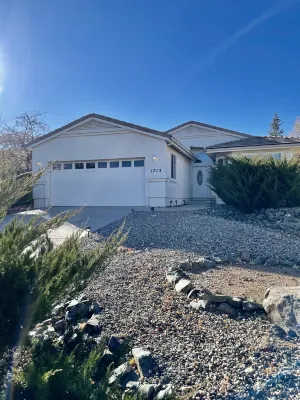 Grand Residence: Spacious Retreat (3 bed/2 bath) Hotels near Embry-Riddle Aeronautical University - Prescott