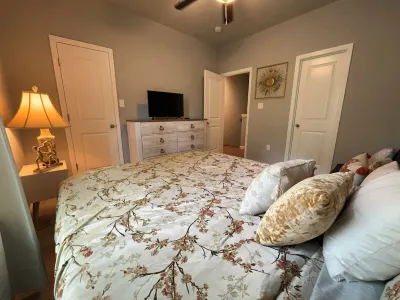 2-bedroom 2.5 bath apartment near VSU, and SGMC Hotels near مطار فالدوستا الإقليمي