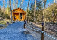 Kenya Safari Lodge w/ hot tub- Four Fillies Lodge Hotels in Peterstown