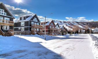 Brand New 7 Bdrm Luxury Cottage with Private Beach Access, BBQ,7.5 Baths, Hot Tub, Ping Pong Table