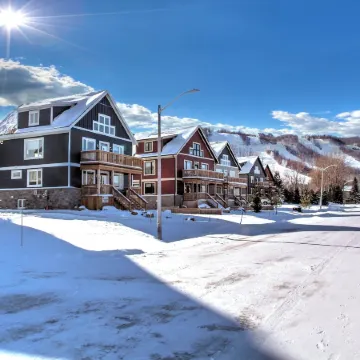 Brand New 7 Bdrm Luxury Cottage with Private Beach Access, BBQ,7.5 Baths, Hot Tub, Ping Pong Table