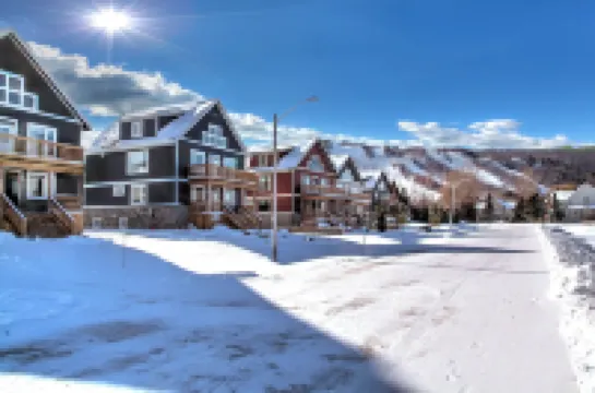 Brand New 7 Bdrm Luxury Cottage with Private Beach Access, BBQ,7.5 Baths, Hot Tub, Ping Pong Table